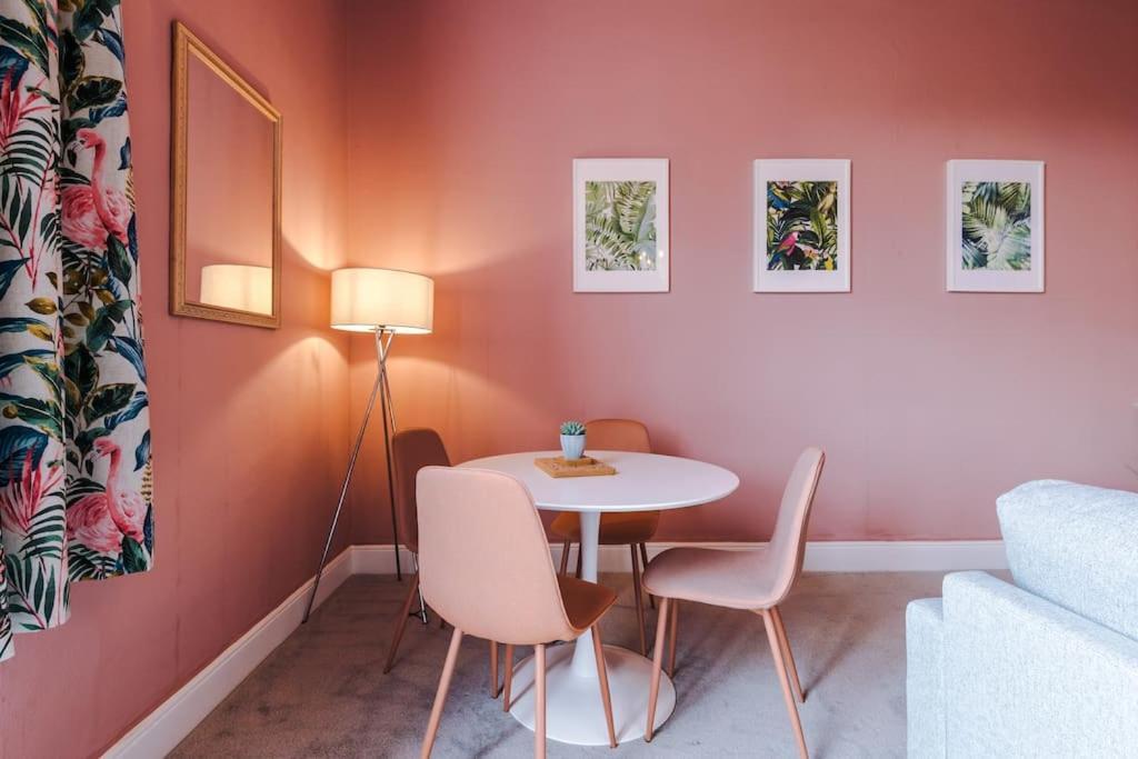 Pink Palace - Central Apartment Chester Eksteriør bilde