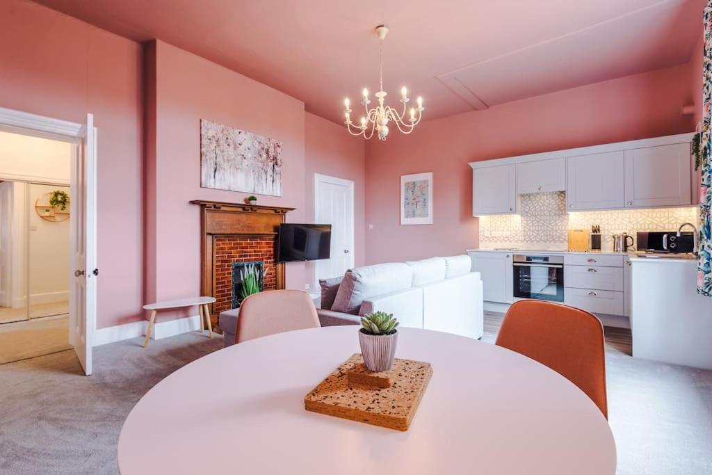 Pink Palace - Central Apartment Chester Eksteriør bilde
