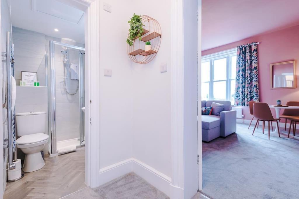 Pink Palace - Central Apartment Chester Eksteriør bilde