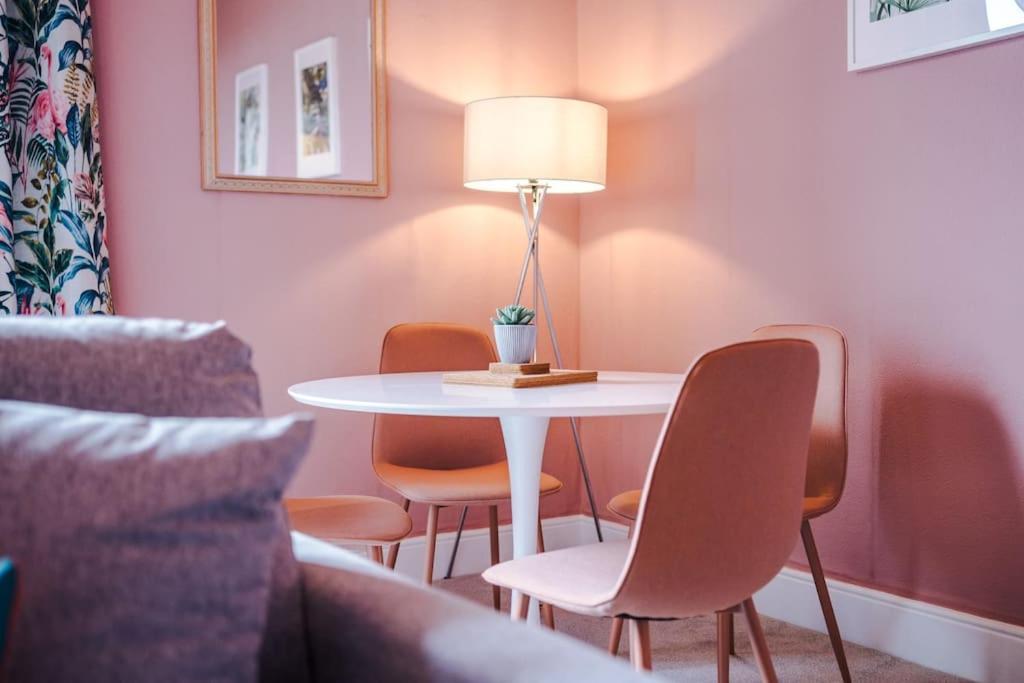 Pink Palace - Central Apartment Chester Eksteriør bilde