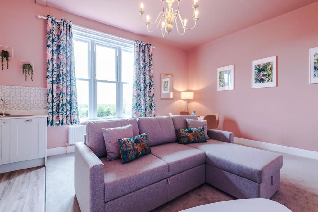 Pink Palace - Central Apartment Chester Eksteriør bilde
