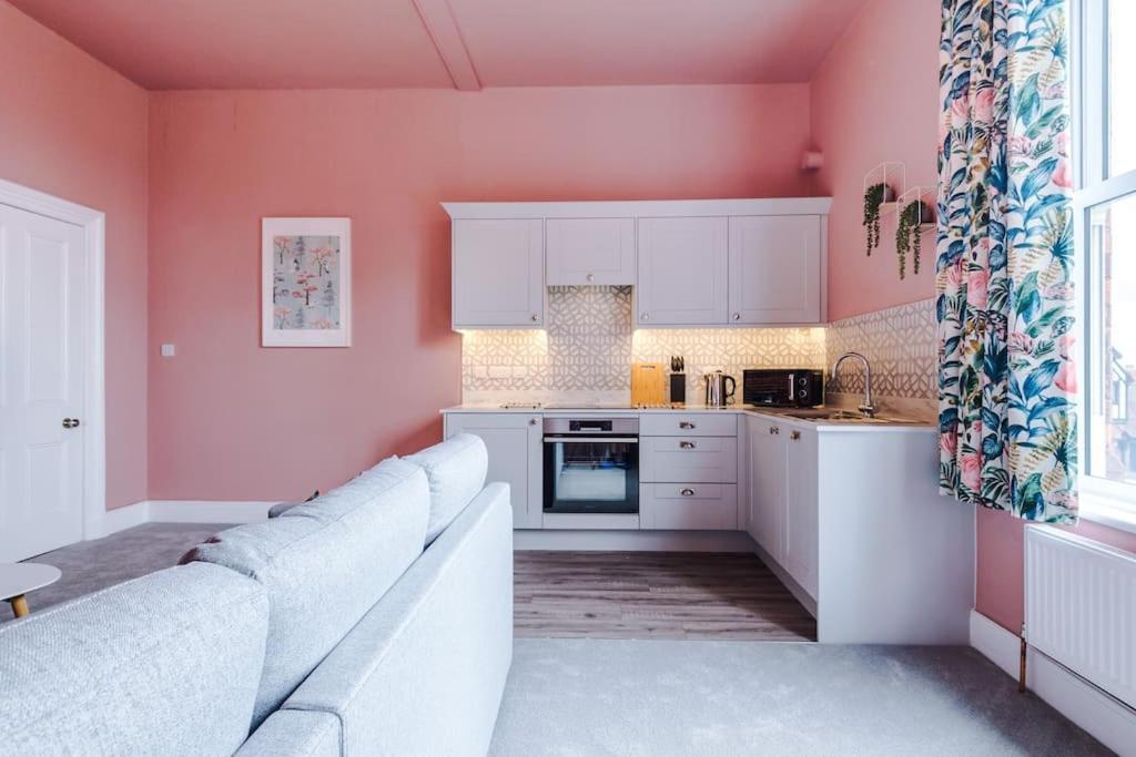 Pink Palace - Central Apartment Chester Eksteriør bilde