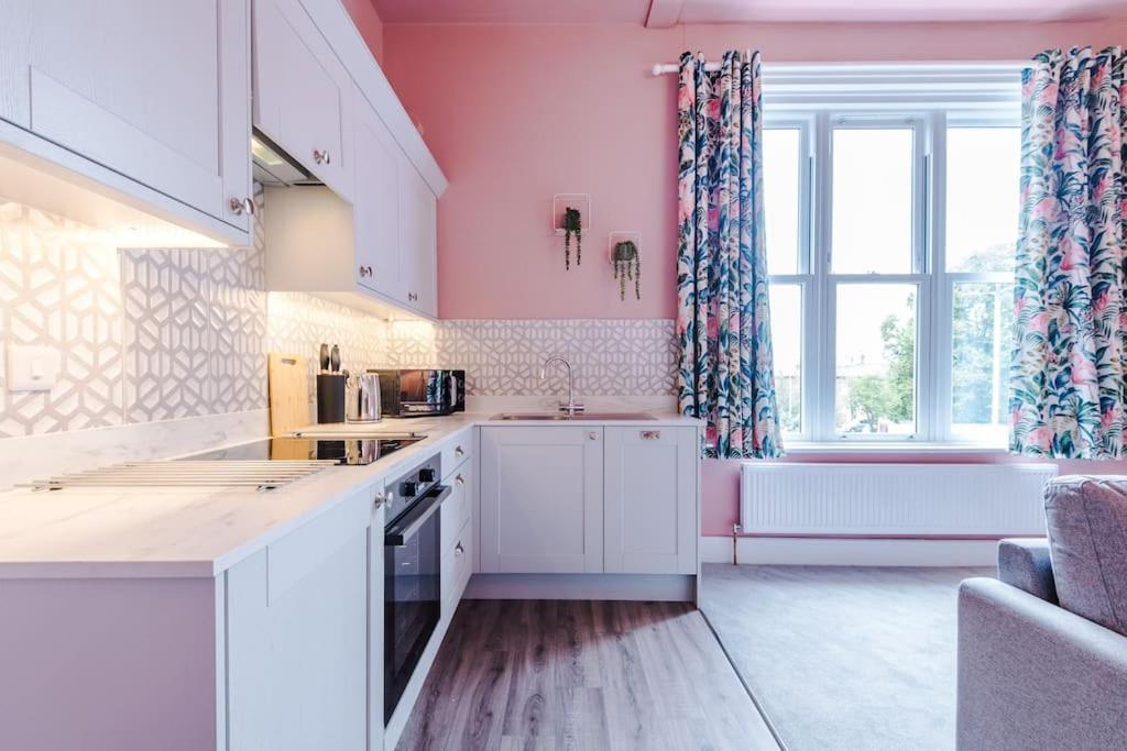 Pink Palace - Central Apartment Chester Eksteriør bilde