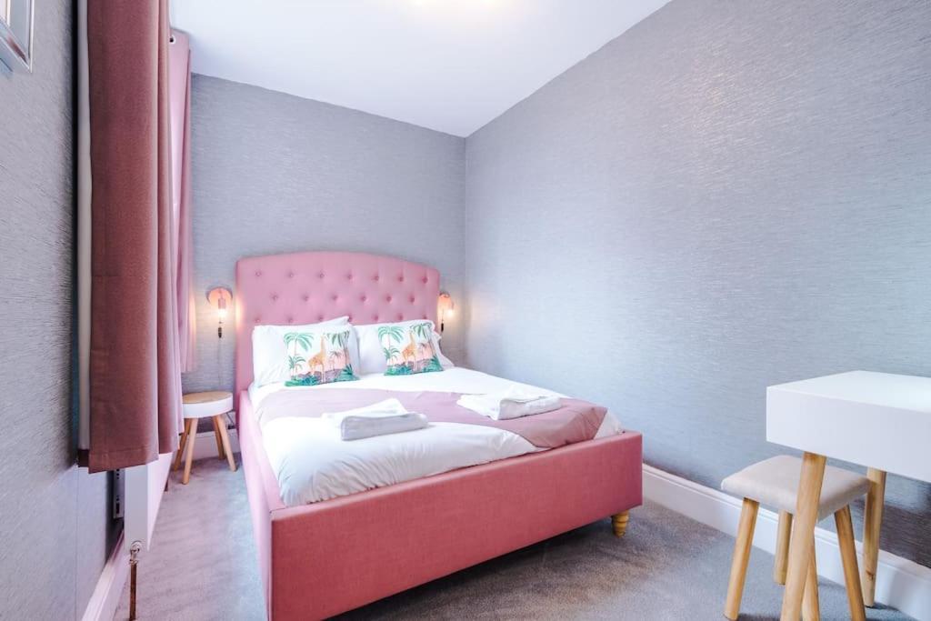 Pink Palace - Central Apartment Chester Eksteriør bilde