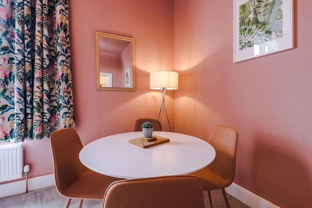 Pink Palace - Central Apartment Chester Eksteriør bilde