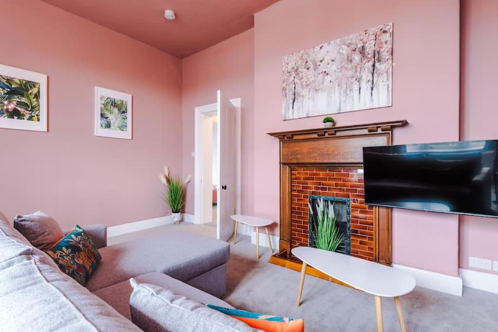 Pink Palace - Central Apartment Chester Eksteriør bilde